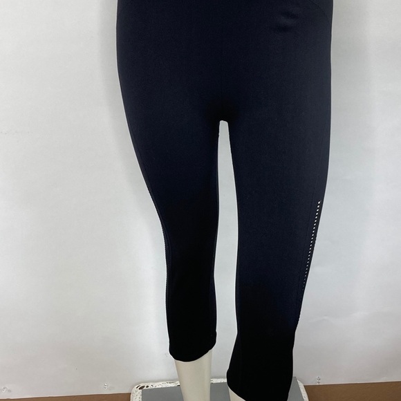 Fabletics Cropped Leggings with eyelets - Picture 5 of 7